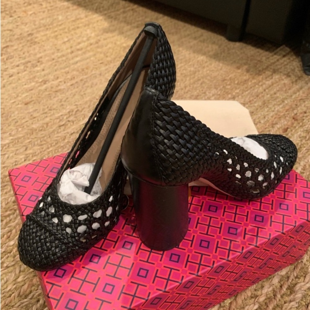 Tory Burch pump black color (Tory Burch size 7.5) new
